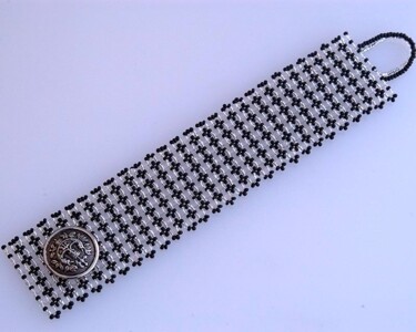 设计 标题为“Button cuff in blac…” 由Irena Zelickman, 原创艺术品, 首饰