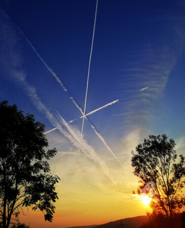 Fotografie mit dem Titel "sunset&contrails ce…" von Gor Don(Gnie), Original-Kunstwerk, Digitale Fotografie