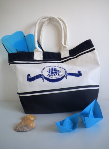 ho mon bateau!!!! Design intitulée "ho mon bateau!!!!" par Nora Leynadier, Œuvre d'art originale, Accessoires