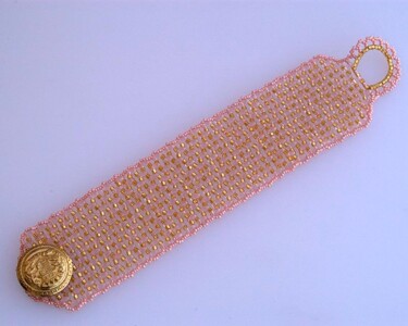 设计 标题为“Button cuff in pink…” 由Irena Zelickman, 原创艺术品, 首饰