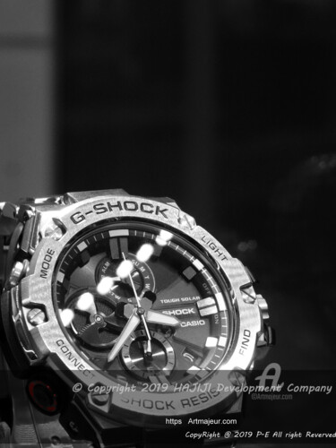 Un cadran de montre moderne G-shock avec effet de lumière Photographie intitulée "Un cadran de montre…" par Cédric Hajiji, Œuvre d'art originale, Photographie numérique