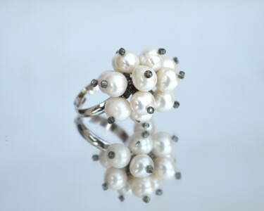 Design intitulée "Pearl cluster ring,…" par Irena Zelickman, Œuvre d'art originale, Bijoux