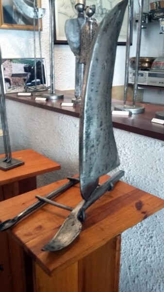 Sculptuur getiteld "LA PIROGUE A BALANC…" door Gerard Lami, Origineel Kunstwerk, Metalen