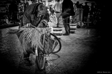 Photography titled "L'ancien au vélo" by Olivier Barau, Original Artwork, Digital Photography