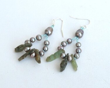Design intitulée "Kyanite and grey pe…" par Irena Zelickman, Œuvre d'art originale, Bijoux