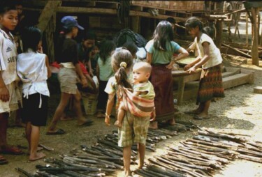 Photographie intitulée "groupe enfant kamu…" par Denis Jeanson, Œuvre d'art originale