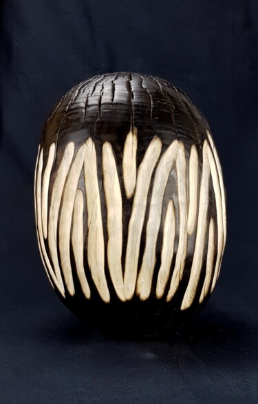 제목이 "Boule ethnique II"인 조형물 Bernard Geoffroy로, 원작, 나무