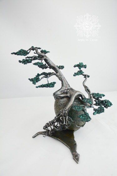 Lorsque s'unissent les racines et un galet 제목이 "Lorsque s'unissent…"인 조형물 Artiste Les Tordus로, 원작, 금속
