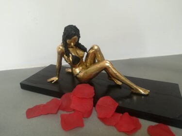 Scultura intitolato "Donna sexy bikini" da Licia Trobia, Opera d'arte originale, Argilla