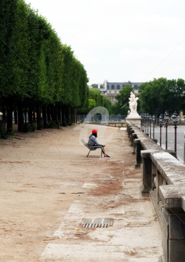 LA FILLE AVEC UNE CASQUETTE ROUGE