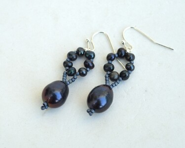 Design titled "Small loop black pe…" by Irena Zelickman, Original Artwork, Jewelry