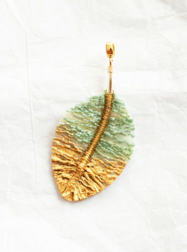 Sztuka tkaniny zatytułowany „Pendentif plume de…” autorstwa Léa Coutureau, Oryginalna praca, Wątek