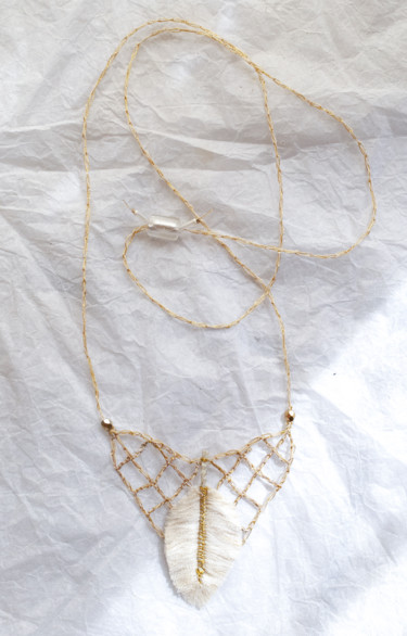 Collier chaînette métallisée plume de Pénélope Textile Art titled "Collier chaînette m…" by Léa Coutureau, Original Artwork, Embroidery