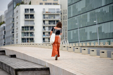 LA FILLE AVEC UN PANTALON ORANGE