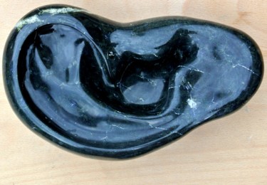 제목이 "Oreille de Serpenti…"인 조형물 Atelier Art Et Artisanat로, 원작, 돌
