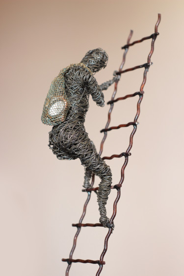 Thief of Time (50x18x12 3.5kg Iron, copper, brass 2019) Sculptuur getiteld "Thief of Time (50x1…" door Karen Axikyan, Origineel Kunstwerk, Metalen