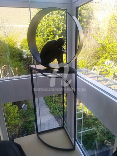 Skulptur mit dem Titel "Homme  dans un cerc…" von Martine France Moreau, Original-Kunstwerk, Bronze