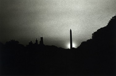 Sunset on the Mall 1982 Photographie intitulée "Sunset on the Mall…" par Llewellyn Berry, Œuvre d'art originale, Photographie argentique