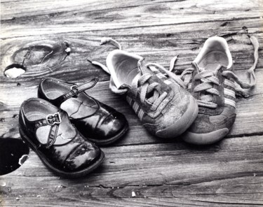 Children's Shoes Photographie intitulée "Children's Shoes" par Llewellyn Berry, Œuvre d'art originale, Photographie argentique