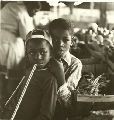 Photographie intitulée "Two Boys, 0917" par Llewellyn Berry, Œuvre d'art originale, Photographie argentique