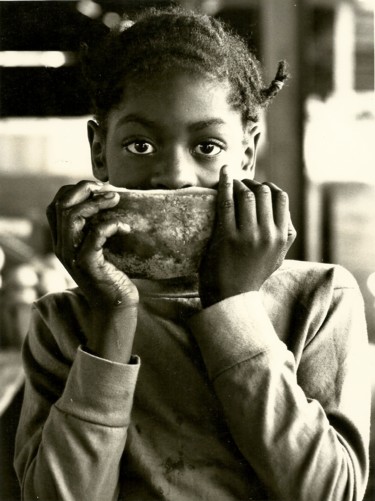 Girl Eating Watermelon Photographie intitulée "Girl Eating Waterme…" par Llewellyn Berry, Œuvre d'art originale, Photographie argentique