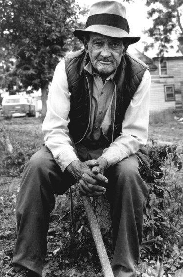 Uncle Jack with Garden Hoe Photographie intitulée "Uncle Jack with Gar…" par Llewellyn Berry, Œuvre d'art originale, Photographie argentique