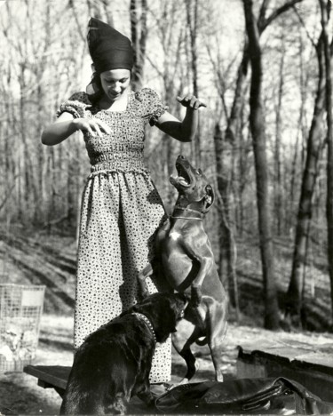 India Blanding with Mata and Brother 0940 Photographie intitulée "India Blanding with…" par Llewellyn Berry, Œuvre d'art originale, Photographie argentique