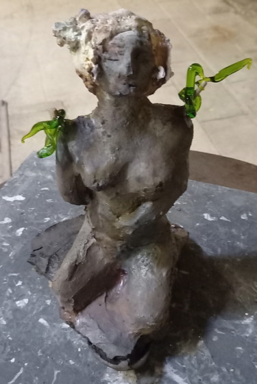 제목이 "La vigne nue"인 조형물 Oeilme로, 원작, 점토