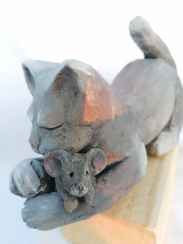 Sculpture intitulée "Chat à la souris" par Sandrine De Zorzi, Œuvre d'art originale, Argile