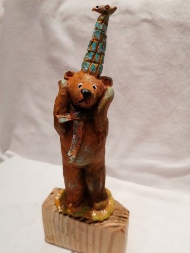 제목이 "Ours au chapeau de…"인 조형물 Sandrine De Zorzi로, 원작, 점토