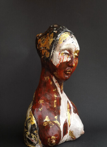 「Woman in red」というタイトルの彫刻 Simona Barrecaによって, オリジナルのアートワーク, セラミックス
