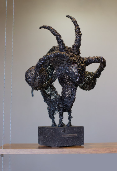 Dark lord 48x30x30 4kg iron, tufa 雕塑 标题为“Dark lord 48x30x30…” 由Karen Axikyan, 原创艺术品, 金属