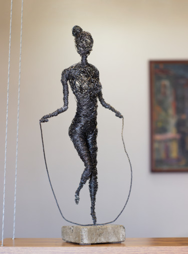 Girl with skipping rope 47x23x10 2kg iron, concrete 雕塑 标题为“Girl with skipping…” 由Karen Axikyan, 原创艺术品, 混凝土