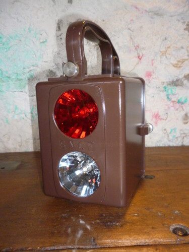 LAMPE SNCF - BAKELITE - PORTATIVE Design intitulée "LAMPE SNCF - BAKELI…" par Leferailleur02, Œuvre d'art originale, Luminaire