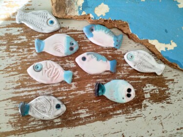 Ensemble de 8 poissons Turquoises et Blancs en Faïence 雕塑 标题为“Ensemble de 8 poiss…” 由Anne Cabon, 原创艺术品, 陶瓷