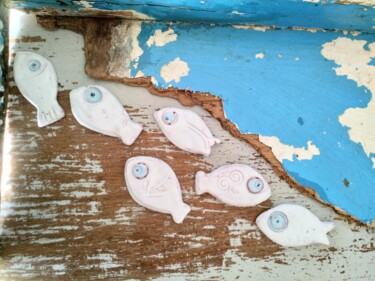 Ensemble de 6 poissons Blancs et yeux Turquoises en Faïence Sculpture intitulée "Ensemble de 6 poiss…" par Anne Cabon, Œuvre d'art originale, Céramique