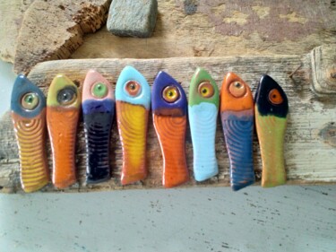 Ensemble de 8 sardines décors en relief .porte-couteaux.. Sculptuur getiteld "Ensemble de 8 sardi…" door Anne Cabon, Origineel Kunstwerk, Keramiek