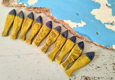 Set 10 sardines jaunes et bleues en céramique émaillee 雕塑 标题为“Set 10 sardines jau…” 由Anne Cabon, 原创艺术品, 陶瓷