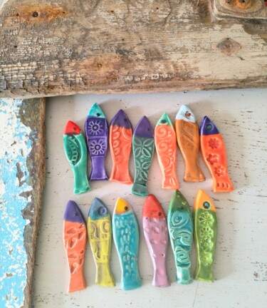 Ensemble de 13 sardines en Faïence , émaux multicolores Sculpture intitulée "Ensemble de 13 sard…" par Anne Cabon, Œuvre d'art originale, Céramique