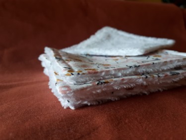Lingettes Maman Bébé coton fleurs roses Art textile intitulée "Lingettes Maman Béb…" par Creasoize, Œuvre d'art originale, Tissu