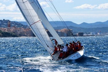 “IKRA” face à Saint-Tropez Photographie intitulée "“IKRA” face à Saint…" par Pierre-Yves Rospabé, Œuvre d'art originale, Photographie numérique