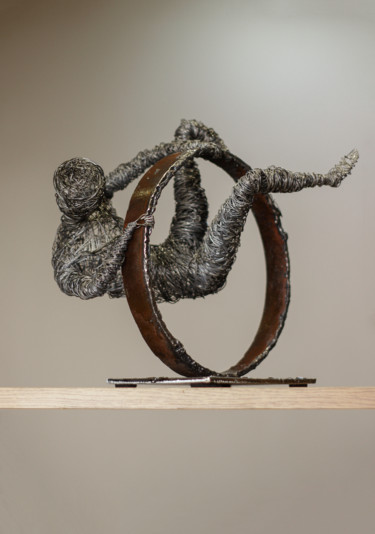 「Black hole (27x24x2…」というタイトルの彫刻 Karen Axikyanによって, オリジナルのアートワーク, 金属