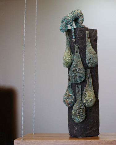 Choice (40x12x9 4.2kg Iron, copper, tufa) Sculptuur getiteld "Choice (40x12x9 4.2…" door Karen Axikyan, Origineel Kunstwerk, Metalen