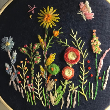 제목이 "Fleurs en farandole"인 섬유 예술 Lisette로, 원작, 자수 기타 단단한 패널에 장착됨