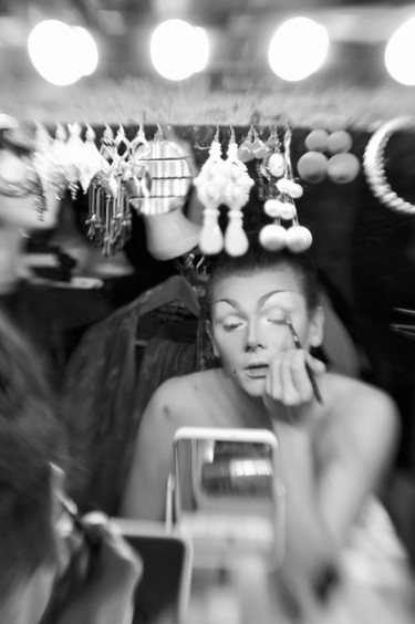 Photographie intitulée "CABARET le miroir" par Gaudi .C, Œuvre d'art originale, Photographie numérique