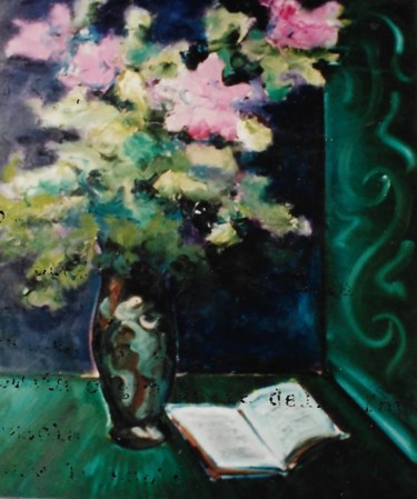 Vaso con fiori rosa e libro aperto
