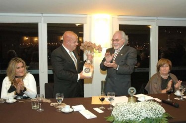 제목이 "FIGURA DO ROTARY"인 조형물 Carlos Rodrigues로, 원작, 돌