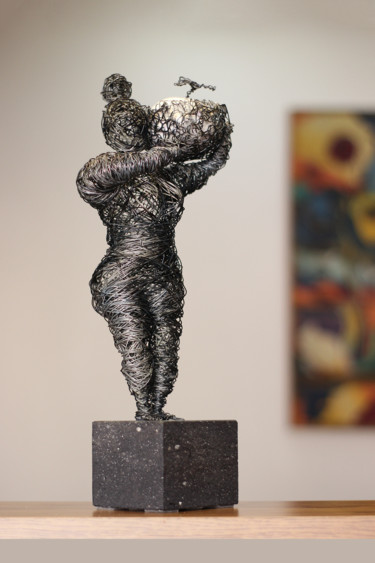 Woman with vase (37x10x14 2kg iron, tufa) 雕塑 标题为“Woman with vase (37…” 由Karen Axikyan, 原创艺术品, 金属