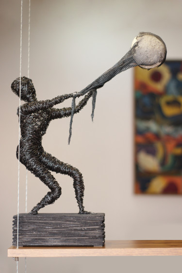 The planet thief (54x38x11 4.4kg iron, tufa) 雕塑 标题为“The planet thief (5…” 由Karen Axikyan, 原创艺术品, 金属