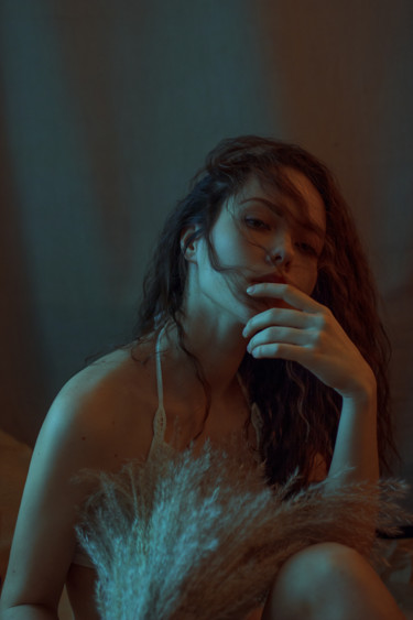 「Young girl in under…」というタイトルの写真撮影 Alex Grearによって, オリジナルのアートワーク, デジタル
